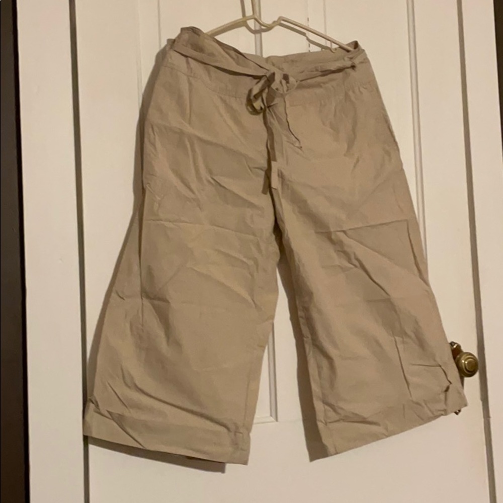 Newport News size 14p Capri pants.